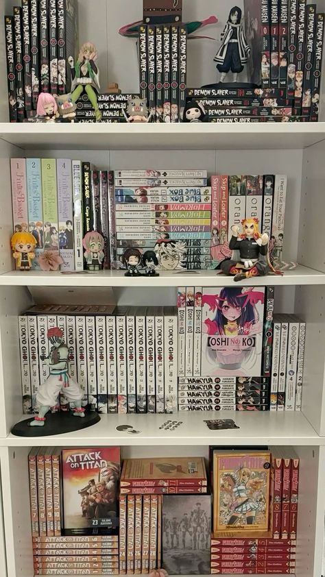 Anime Book Shelf Aesthetic, Aesthetic Manga Shelves, Manga Set Up Shelf, Manga Shelves Ideas, Manga Shelves Aesthetic, Manga Shelving Ideas, Manga And Figure Shelf, Manga Display Ideas, Mangatheque Aesthetic