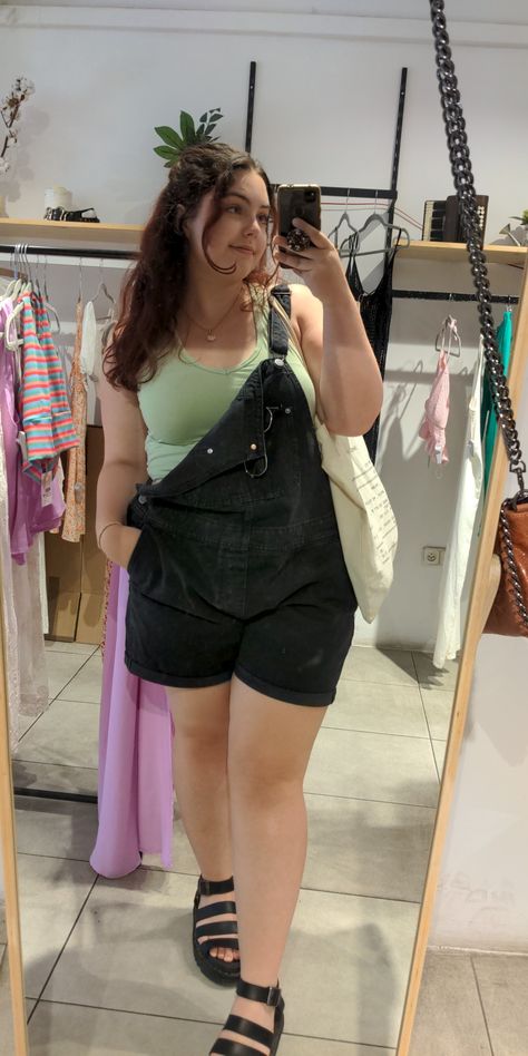 Overall Midsize, Curvy Outfits Summer Dresses, Europe Summer Outfits Midsize, Midsize Vest Outfit, Midsize Style Summer, Overalls Midsize, Downtown Girl Midsize, Midsize Downtown Girl, Body Positive Outfits