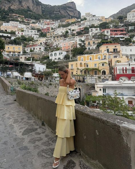 La dolce vita 💛🍝🍋✨ Dream Summer Aesthetic, Italian Girl Aesthetic, Dolce Vita Outfit, Cute Casual Outfits For Spring, Italy Summer Fashion, Italy Outfits Spring, Italy Aesthetic Outfit, Fashion Hair Styles, Italy Summer Outfits