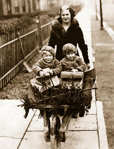 A very vintage Christmas in the UK: 50 brilliant photographs from the 1930s to the Swinging Sixties | London Evening Standard | Evening Standard Shopping Poster, Christmas Pictures Vintage, Christmas Photograph, Vintage Christmas Photos, Vintage Children Photos, Xmas Photos, Swedish Christmas, Merry Christmas Vintage, Saint Nicolas