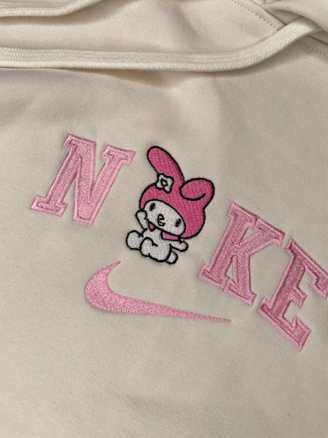 Cute Nike Hoodies, Custom Sweatshirt Ideas, Nike Shirt Design, Vintage Nike Sweatshirt, Cute Nike Outfits, Custom Sweaters, Trendy Shirt Designs, Tank Top Long, Embroidery Hoodie