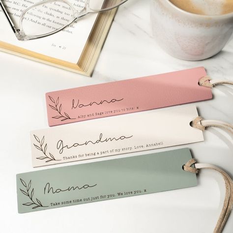 Personalized Cricut Gifts, Cute Bookmark Ideas, Cricut Personalized Gifts, Bookmark Packaging, Cricut Bookmarks, Bookmark Inspiration, Diy Personalized Gifts, Bookmarks Acrylic, Personalised Bookmarks