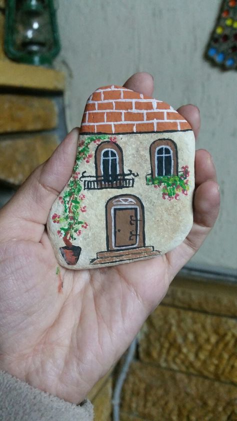 Taş ev 🏠 Painting Houses On Rocks, Painted Rocks Houses, Small Stone Painting, Rock Houses, Diy Rock Art, Rock Sculpture, Stone Art Painting, Painted Rocks Craft, Painted Rocks Diy