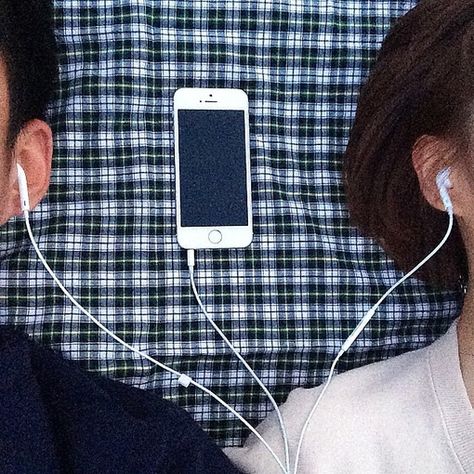 sharing earphones + laying in the sun together | #couple #love #relationship Party Friends Aesthetic, The Bright Sessions, Romanticizing School, Powerpuff Girl, Friends Aesthetic, Ulzzang Couple, Korean Couple, The Perfect Guy, Paros