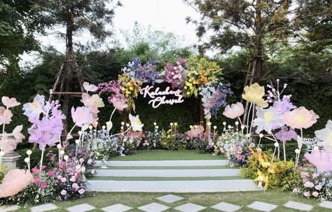 Floral Stage Decor Backdrop Ideas, Garden Birthday Backdrop, Flower Wall Wedding Ceremony Backdrop, Flamingo Wedding Decor, Giant Flowers Wedding, Debut Themes, Pastel Wedding Theme, Nikah Decor, Flower Backdrop Wedding