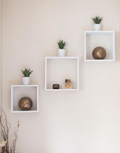 Shelf Decor Bedroom, Wall Shelves Bedroom, Modern Wall Shelf, Living Wall Decor, Wall Shelf Decor, Regal Design, Wall Shelves Design, Shelf Design, Decor Minimalist