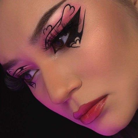 Baddie Eyeliner, Crazy Eyeliner Looks, Extreme Makeup Looks, Crazy Eyeliner, Creative Eyeliner Looks, Extreme Eyeliner, Black Graphic Eyeliner, Gothic Eyeliner, Creative Eyeliner