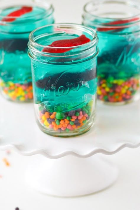 Mini Jello Aquariums – Edible Crafts Jello Aquarium, Edible Kids Crafts, Food Crafts For Kids, Fish Candy, Jello Cups, Edible Crafts, Kid Snacks, Summer Crafts For Kids, Summer Cooking