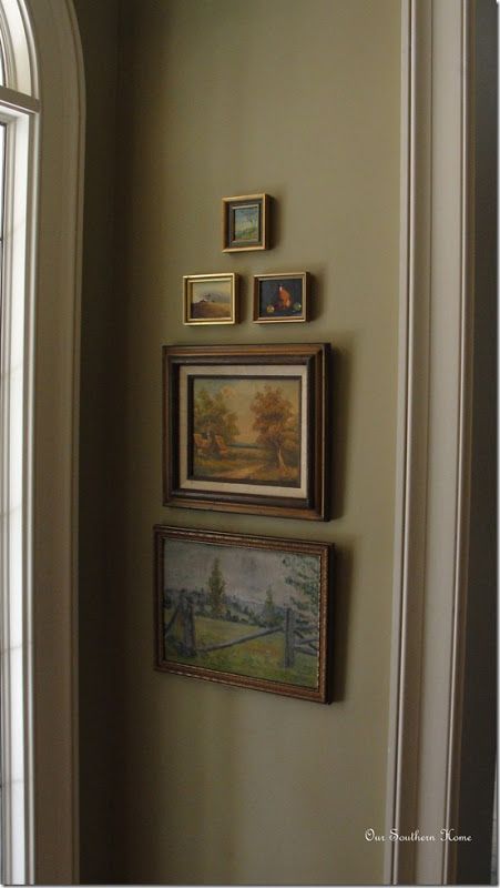 Room With Paintings On Wall, Gallery Walls For Small Spaces, Tiny Gallery Wall, Wall Vintage Decor, Bedroom Art Gallery Wall, Gallery Wall Unique, Vintage Wall Frames, Gallery Wall Small Hallway, Vintage Hallway Decor