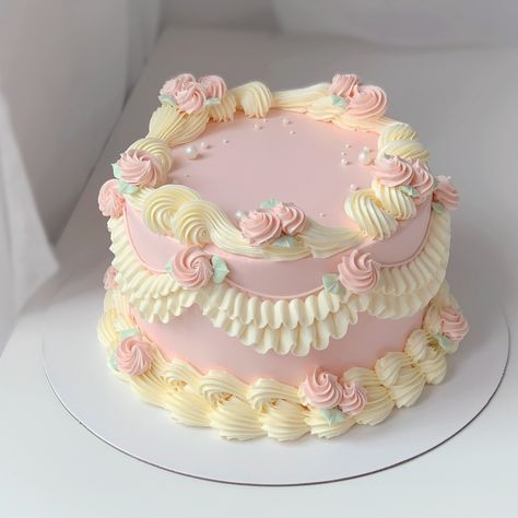 Bolo Vintage, Tea Party Cake, Vintage Birthday Cakes, Simple Cake Designs, Mini Cakes Birthday, Pretty Dessert, Cute Baking, Creative Birthday Cakes, Fake Cake