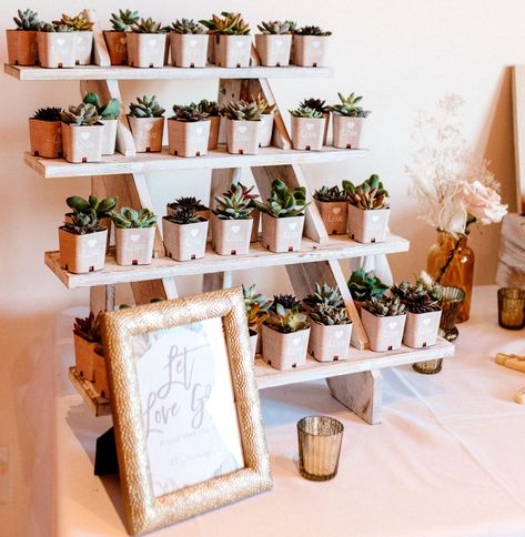 Boohoo Bridal Shower Ideas, Best Bridal Shower Prizes, Bridal Shower Boho Centerpieces, Boho Couples Shower Ideas, Boho Bridal Shower Dessert Table, Boho Bridal Shower Favor Ideas, Boho Floral Bridal Shower Theme, Minimalistic Bridal Shower Ideas, Boho Brunch Bridal Shower Ideas