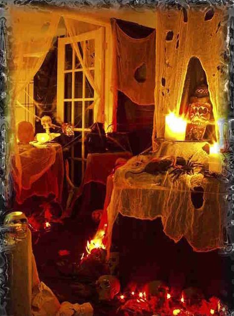 Tamisez les lumières de la maison pour faire ambiance hantée Halloween House Party Decorations, Halloween Decor Diy, Hallowen Ideas, Image Halloween, Homemade Halloween Decorations, Halloween House Party, Postal Vintage, Easy Halloween Decorations, Halloween Makeup Scary