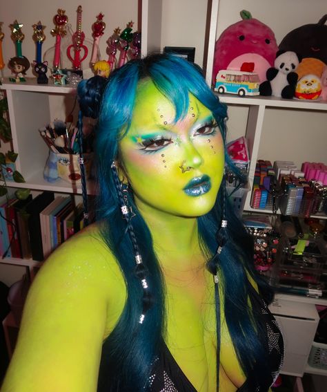 Alien superstars just landed 👽🛸🌟💚 collab with the lovely @babenexttdoor 🫶🏼 . @mehronmakeup paradise AQ pro paint palette + mixing liquid (makes it more transfer proof!) @glisten_cosmetics white spectra base + twilight chroma gloss @kaleidosmakeup limelight epiphany glow liner + agave cloud lab lip clay + black jasmine palette @blendbunnycosmetics blends palette + @donidarkowitz palette @likely.makeup switchblade lashes @getstonned stud pack @onesize gworly pop blush trio @starface . . #... Alien Makeup Looks, Clown Fairy, Fairy Make-up, Alien Cosplay, Alien Superstar, Glisten Cosmetics, Alien Makeup, Alien Character, Hot Makeup