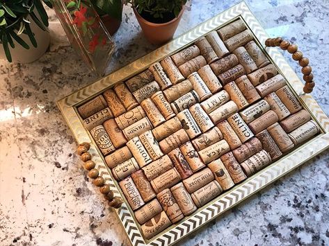 Wine Cork Tray Ideas, Cork Tray Diy, Wine Cork Tray Diy, Wine Cork Tray, Wine Cork Charcuterie Board, Wine Cork Trivet Diy, Cork Trivet Diy, Wine Cork Table, Cork Tray