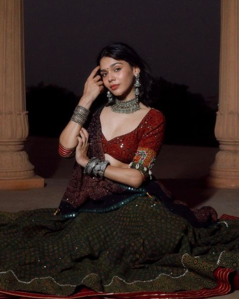 Chaniya Choli Photoshoot Poses, Pose In Chaniya Choli, Gagra Choli Photo Poses, Poses For Navratri Photoshoot, Chaniya Choli Photo Pose, Chaniya Choli Poses, Navratri Shoot Ideas, Navratri Photo Pose, Garba Ground