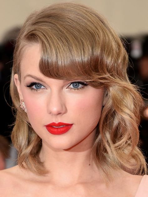 Taylor Swift Makeup Red Lips, Taylor Swift Red Lip, Taylor Swift Red Lips, Mum Makeup, Taylor Swift Red Lipstick, Lip Goals, Taylor Swift Makeup, Perfect Red Lipstick, Magic Makeup