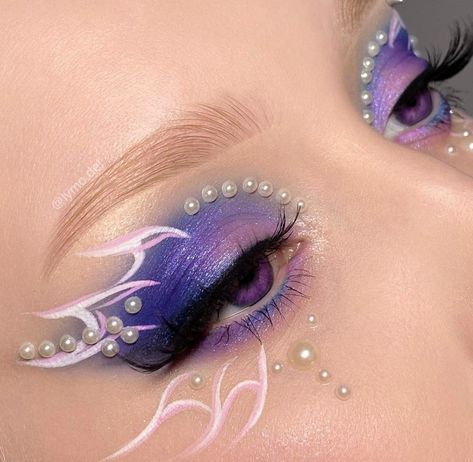 Eye makeup/eye shadow looks/ violet Dragon Makeup, Gem Makeup, Makeup Themes, Dragon Eyes, Rave Makeup, Magical Makeup, Eye Makeup Pictures, Photoshoot Makeup, Eye Makeup Designs