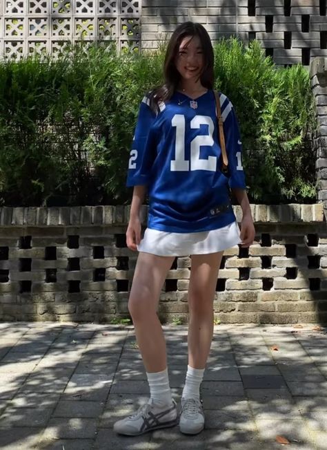 Bloquette Core Outfit, Sports Shirt Outfit, Japan Outfits, Football Jersey Outfit, 사진 촬영 포즈, Jersey Outfit, Looks Street Style, Trendy Fashion Outfits, Football Outfits