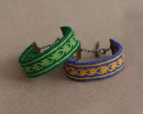 tablet weaving wool bracelets belts assessories Wool Bracelet, Felt Bracelet, Modern Hand Embroidery Patterns, Dark Green Blue, Wrap Dress Bridesmaid, Fiber Art Jewelry, Tablet Weaving, Square Necklace, Hippie Bracelets