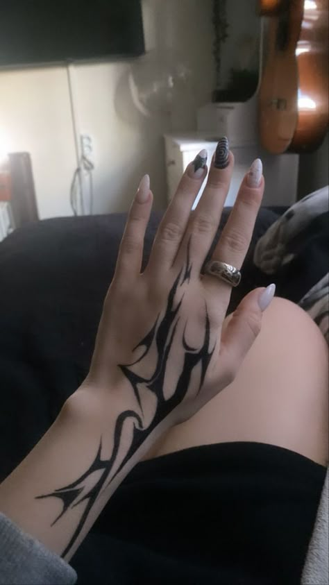 Cyberciligism Tattoo, Beautiful Spine Tattoos, Simple Hand Tattoos, Hand Tattoo Designs, Emo Tattoos, Spine Tattoo Ideas, Cute Henna Tattoos, Hand And Finger Tattoos, Pretty Hand Tattoos