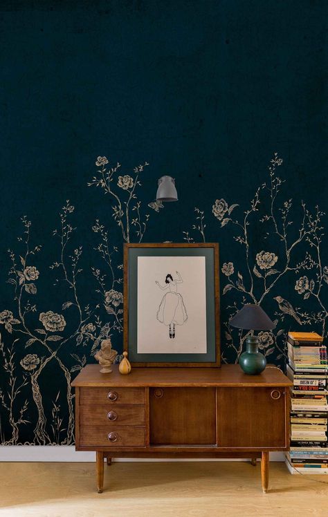 Chinoiserie 2.0 Blue – Coordonné Green Chinoiserie Wallpaper, Dark Green Living Room, Green Chinoiserie, Dark Green Wallpaper, Dark Green Walls, Wallpaper Ceiling, Chinoiserie Wallpaper, Wallpaper Accent Wall, Living Room Green