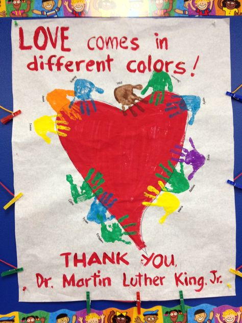 Love comes in different colors! - a multicolored handprints poster to celebrate Martin Luther King, Jr. Day Martin Luther King Jr Crafts, Mlk Crafts, Mlk Activities, Martin Luther King Activities, Crafts For Kids Preschool, History Bulletin Boards, Martin Luther King Jr Activities, Grunge Haircut, King Craft