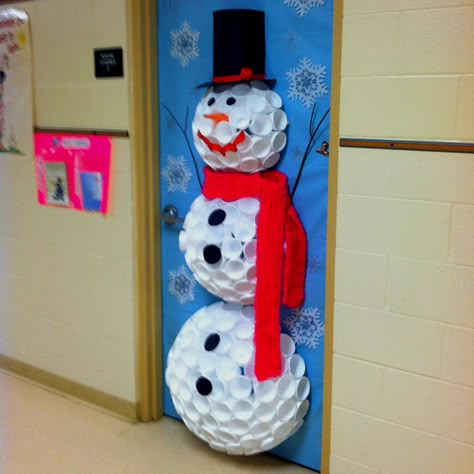 Christmas Door Decorations to help give you the inspiration for your front door this holiday season. Front door Christmas decor that is so easy to do. #christmas #decor #frontdoor #holiday #ideas #diy #frontdoordecor Winter Classroom Door, Winter Classroom Decorations, Diy Christmas Door Decorations, Door Decorations Classroom Christmas, Diy Schneemann, Holiday Door Decorations, Classroom Christmas Decorations, Diy Christmas Door, Christmas Door Decorating Contest