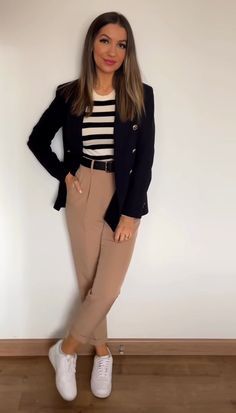 Beige Office Outfit, Beige Work Pants Outfit, Outfit Pantalon Beige Mujer, Semiformal Outfit Mujer, Outfit Pantalon Beige, Smart Casual Spring, Casual Chic Outfits, Casual Work Outfits Women, Home Wear Women