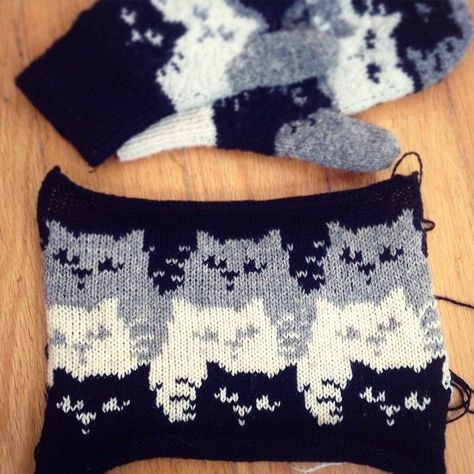 Cat Mittens, My Backpack, Knitted Mittens, Fair Isles, Mittens Pattern, Fair Isle Knitting, Knit Mittens, Knitting Charts, Crochet Cat