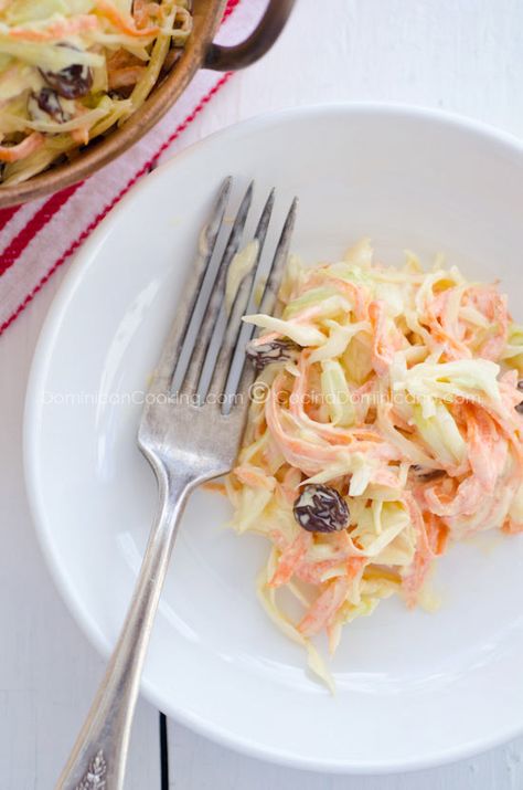 Carrot and cabbage salad Puna Cana, Carrot Slaw Recipe, Cabbage And Carrot Salad, Meal Starters, Latino Food, Carrot Salad Recipes, Carrot Slaw, Cabbage Salad Recipes, Slaw Recipe