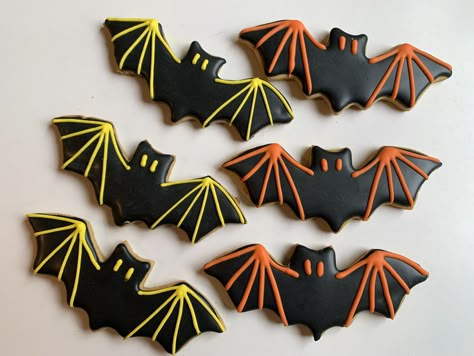 Bat Decorated Sugar Cookies, Spooky Decorated Cookies, Halloween Cat Sugar Cookies, Bat Royal Icing Cookies, Halloween Bat Cookies Decorated, Sugar Cookie Halloween Decorating, Bat Cookies Royal Icing, Bat Sugar Cookies Decorated, Halloween Iced Sugar Cookies