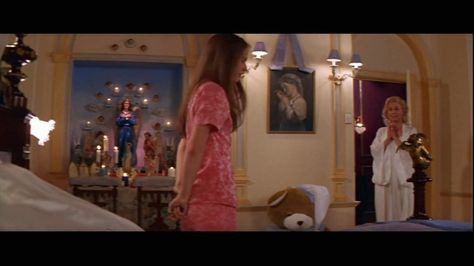 Juliet's bedroom (Romeo + Juliet 1996) Bedrooms In Movies, Juliet Bedroom, Juliet Hair, Romeo And Juliet 1996, Film Romeo And Juliet, Zeffirelli Romeo And Juliet, Romeo Juliet 1996, Juliet 1996, Juliet Movie