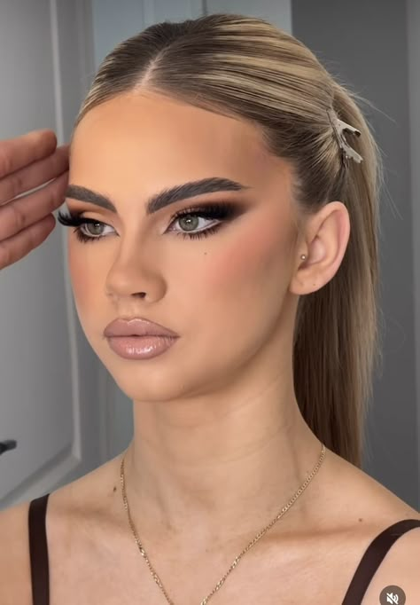 Makeup Tutorial Contour, Clubbing Makeup, Kisses Makeup, Glamor Makeup, Makeup Date Night, Edgy Blonde Hair, Make Up Nude, Night Out Makeup, Makeup Neutral