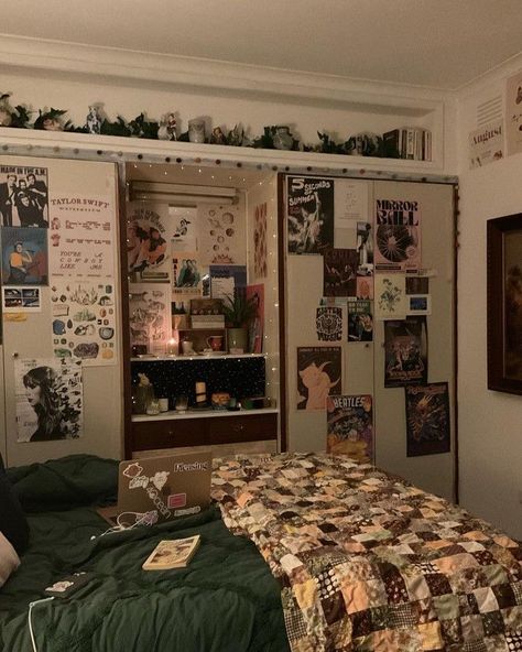 Taylor Swift Bedroom, Bedroom Decor Aesthetic, Aesthetic Plants, Windows To The Soul, Room Decor Aesthetic, Lashes Mascara, Decor Aesthetic, Bed Room, Green Brown