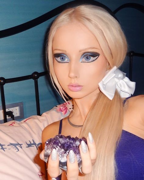 amatue21 space alien human barbie valeria lukyanova Alien Human, Human Barbie, Valeria Lukyanova, Alien Girl, Barbie Makeup, Doll Makeup, Valley Of The Dolls, Living Dolls, Barbie Girl