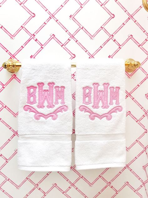 Bathroom Preppy, Preppy Bathroom, Bamboo Wallpaper, Deco Pastel, Monogram Towels, Applique Monogram, Preppy Pink, College Room, Preppy Room