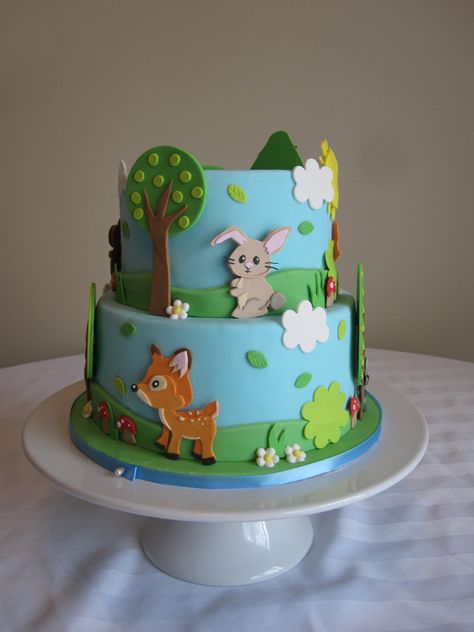 Forest animal cake Forest Cake Birthday, Brianna Animal, Forest Theme Cake, Forest Animal Cake, Cake Forest, Woodland Cakes, Cake Animals, Woodland Birthday Cake, Jungle Theme Cakes