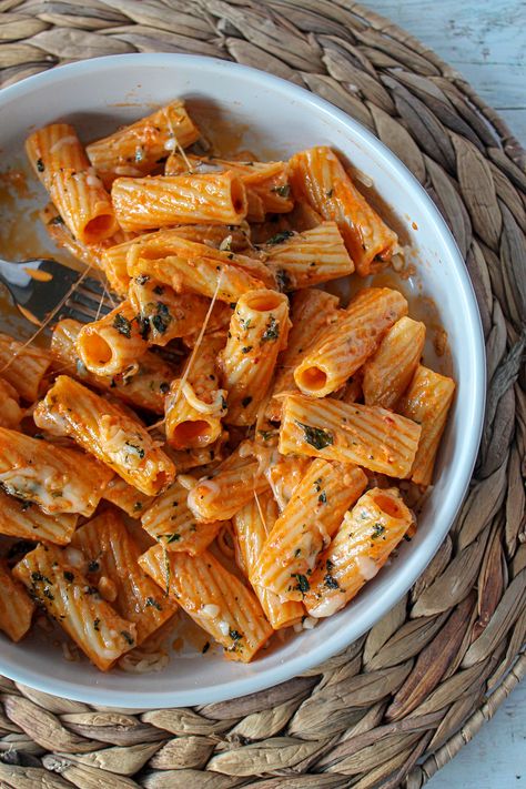 Pink Sauce Pasta – Pixels and Plates Pink Sauce Pasta, Easy Pasta Sauce, Pink Sauce, Spicy Pasta, Festive Recipes, Pumpkin Everything, Sauce Pasta, Quick Dinner Recipes, Easy Meal Prep