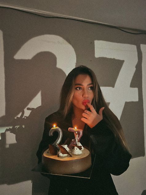 27 Birthday Ideas, Cake Photoshoot, Photo Styles, Candles Birthday, Vintage Birthday Cakes, Studio Photoshoot Ideas, Birthday Shots, Birthday Aesthetic, Aesthetic Birthday