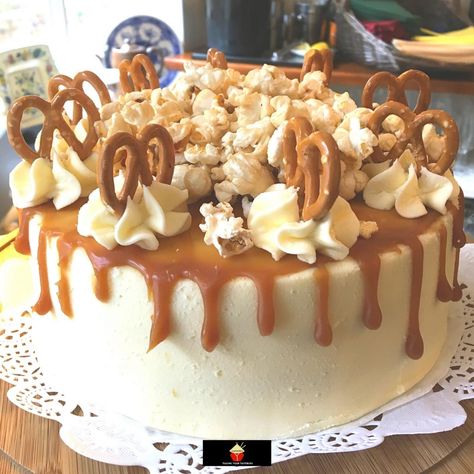 Salted Caramel Pretzel Cake, Cakes With Candy On Top, Salted Caramel Birthday Cake, Salted Caramel Cake Recipe, Caramel Popcorn Cake, Delicious Desserts Recipes, Flavored Cakes, Almond Joy Cake, Cherry And Almond Cake