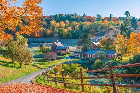 Travelers Say This Tiny Town Is the Best Place to Visit in the Fall — and It’s Nicknamed ‘America’s Prettiest Town’ John Sloan, Woodstock Vermont, Family Beach Trip, Fall Vacations, Fall Landscape, Leaf Peeping, Beautiful Town, Farm Art, Bountiful Harvest