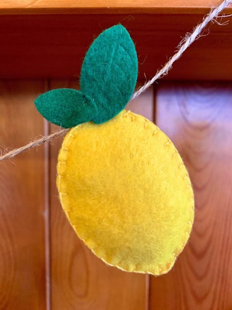 Lemon Garland / Handmade / Lemon Bunting / Summer Decor / Felt Decor Summer Fruit Decor, Summer Garland Diy, Summer Felt Garland, Summer Felt Crafts, Felt Garland Ideas, Summer Garland Ideas, Lemon Garland, Summer Bunting, Summer Garland