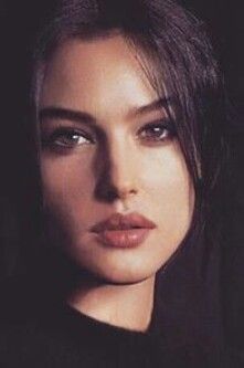 90's Monica Bellucci Style, Monica Belluci Dracula, Monica Belluci 90s Makeup, Monica Belluci 90s, Monica Belluci Malena, Monica Belluci Style, Italian Women Style, Professional Profile Pictures, 90s Makeup Look