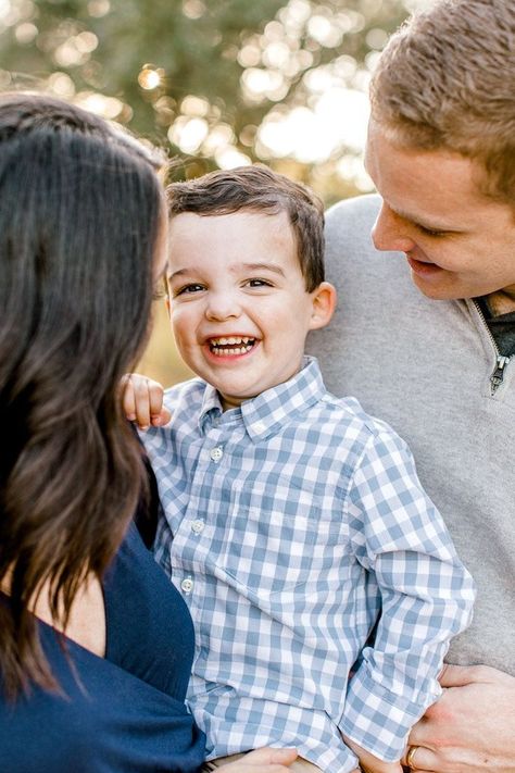 Family Of 3 Poses, Country Family, Cute Family Photos, Family Photos With Baby, Poses Family, Family Photoshoot Poses, Fall Family Portraits, Summer Family Photos, Family Portrait Poses