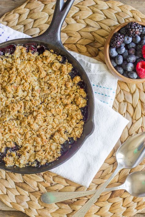 Triple Berry Skillet Crisp Blueberry Crisp Recipe, Skillet Desserts, Fruity Recipes, Berry Crisp, Blueberry Crisp, Iron Skillet Recipes, Fruit Cobbler, Blueberry Crumble, Cast Iron Skillet Recipes