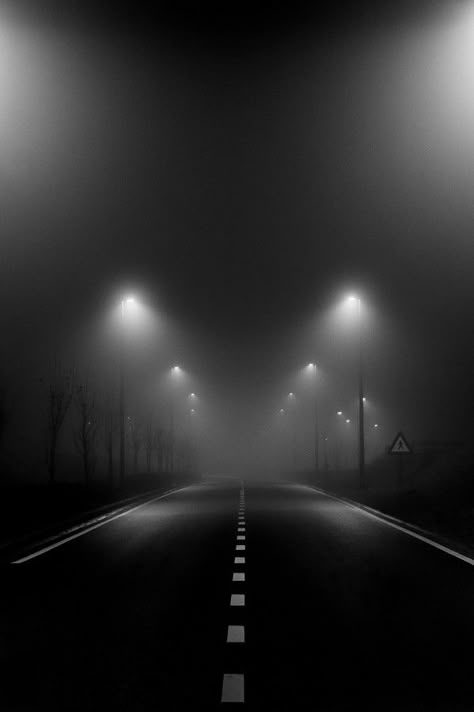 Dark Black Wallpaper, Wallpaper Estetika, Black And White Photo Wall, Black Phone Wallpaper, Black And White Photograph, Street Lights, Gray Aesthetic, The Fog, Negroni