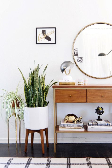 Decorating tip: use a round mirror over console table in your entryway - it's a perfect pairing. Apartment Entryway, Modern Entryway, Foyer Design, Mirror On The Wall, Retro Home Decor, A Living Room, Ikea Hacks, Retro Home, Vintage Modern