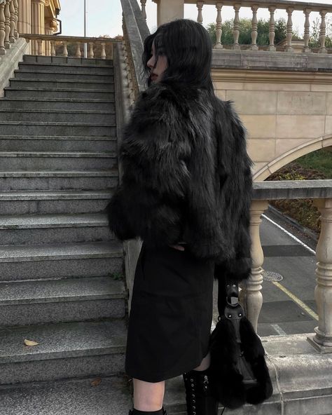 Black Fur Coat Outfit, Fur Hat Outfit, Black Fur Hat, Fur Coat Aesthetic, Corvina Clemm, Coat Aesthetic, Fur Coat Outfit, Pansy Parkinson, Black Fur Coat