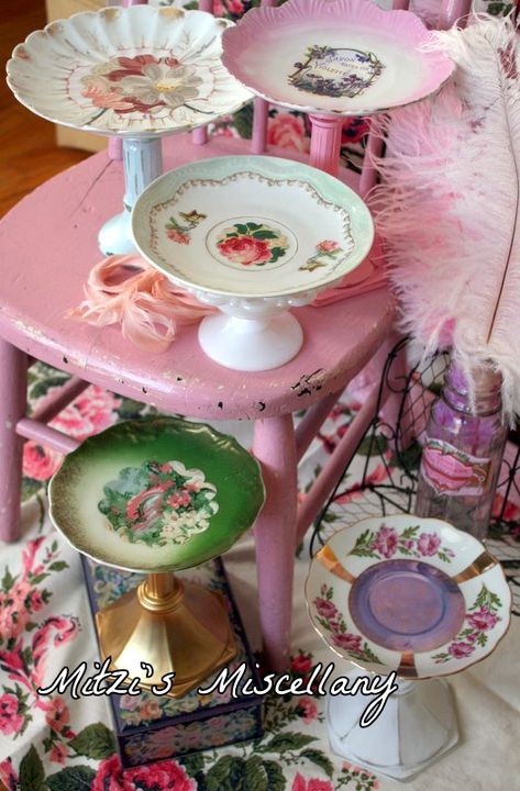 Thrift Store Pedestals Diy Thrift Store Crafts, Thrift Store Upcycle, Thrift Store Diy, China Crafts, Thrift Store Furniture, Old Plates, Estilo Shabby Chic, Thrift Store Crafts, Flea Market Finds