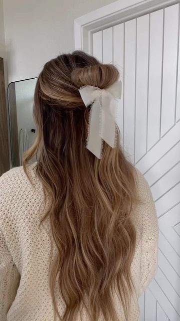 Rambut Brunette, Holiday Hair Bows, Bow Hairstyle, Ribbon Hairstyle, Holiday Hairstyles, School Looks, Easy Hairstyles For Long Hair, Light Brown Hair, Love Hair